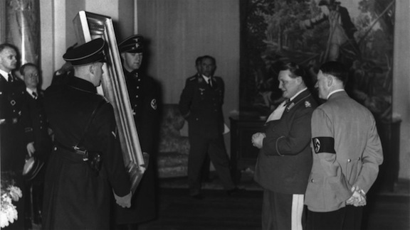 Hitler y Goering observan varios de los cuadros expoliados