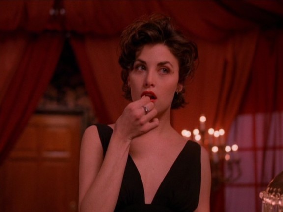 Audrey Horn (Sherilyn Fenn) seduciendo con una simple cereza.