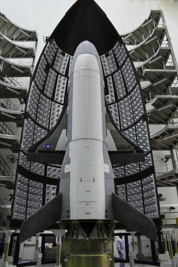 Boeing_X-37B_inside_payload_fairing_before_launch copia